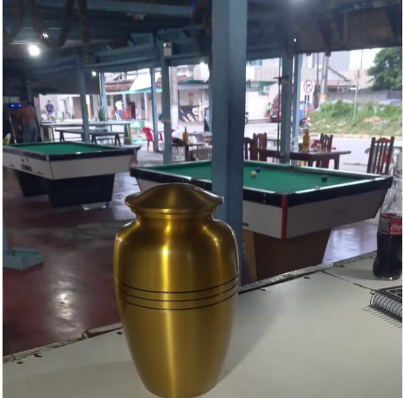 Urna funerária foi deixada em bar em SC