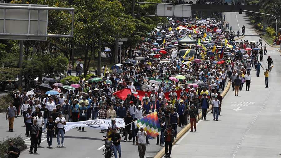 Manifestantes participan en una movilización popular