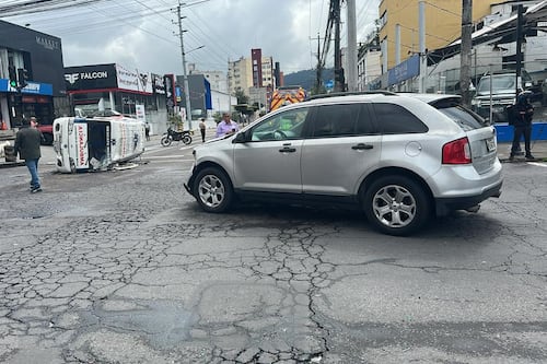 Ambulancia choca contra auto en la Shyris y Río Coca, norte de Quito