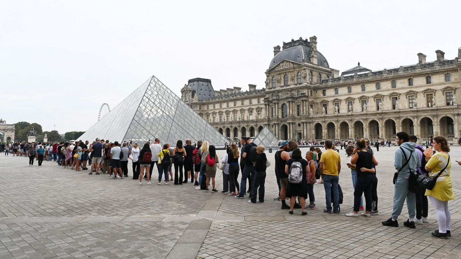 Museo de Louvre en París cierra inesperadamente por saturación y deterioro interno