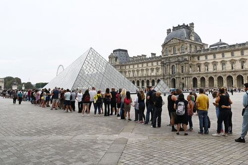 Museo de Louvre en París cierra inesperadamente por saturación y deterioro interno