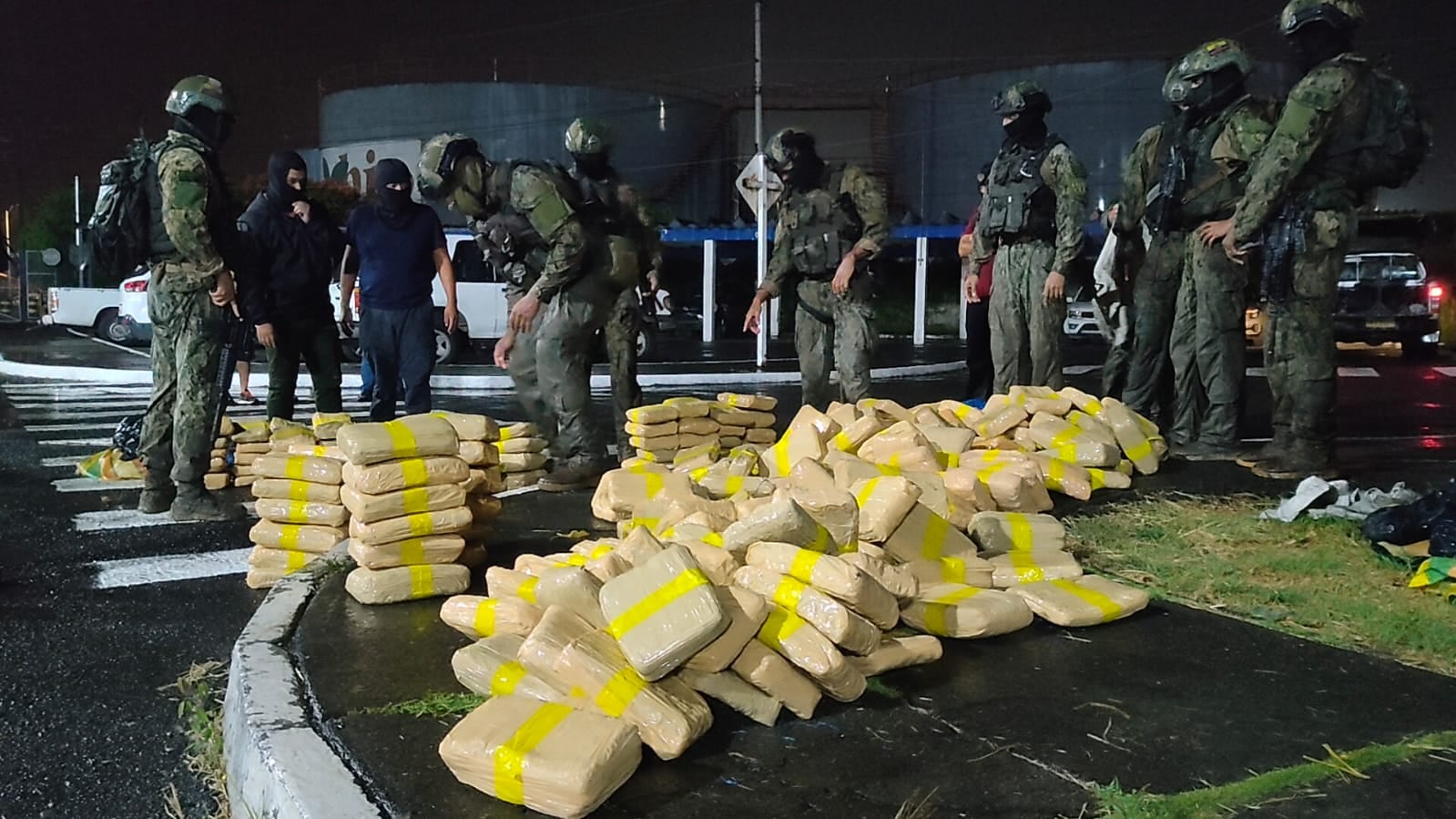 Fuerzas Armadas golpeó zona comandada por ‘Los Tiguerones’ y decomisó USD 3 millones en cocaína.