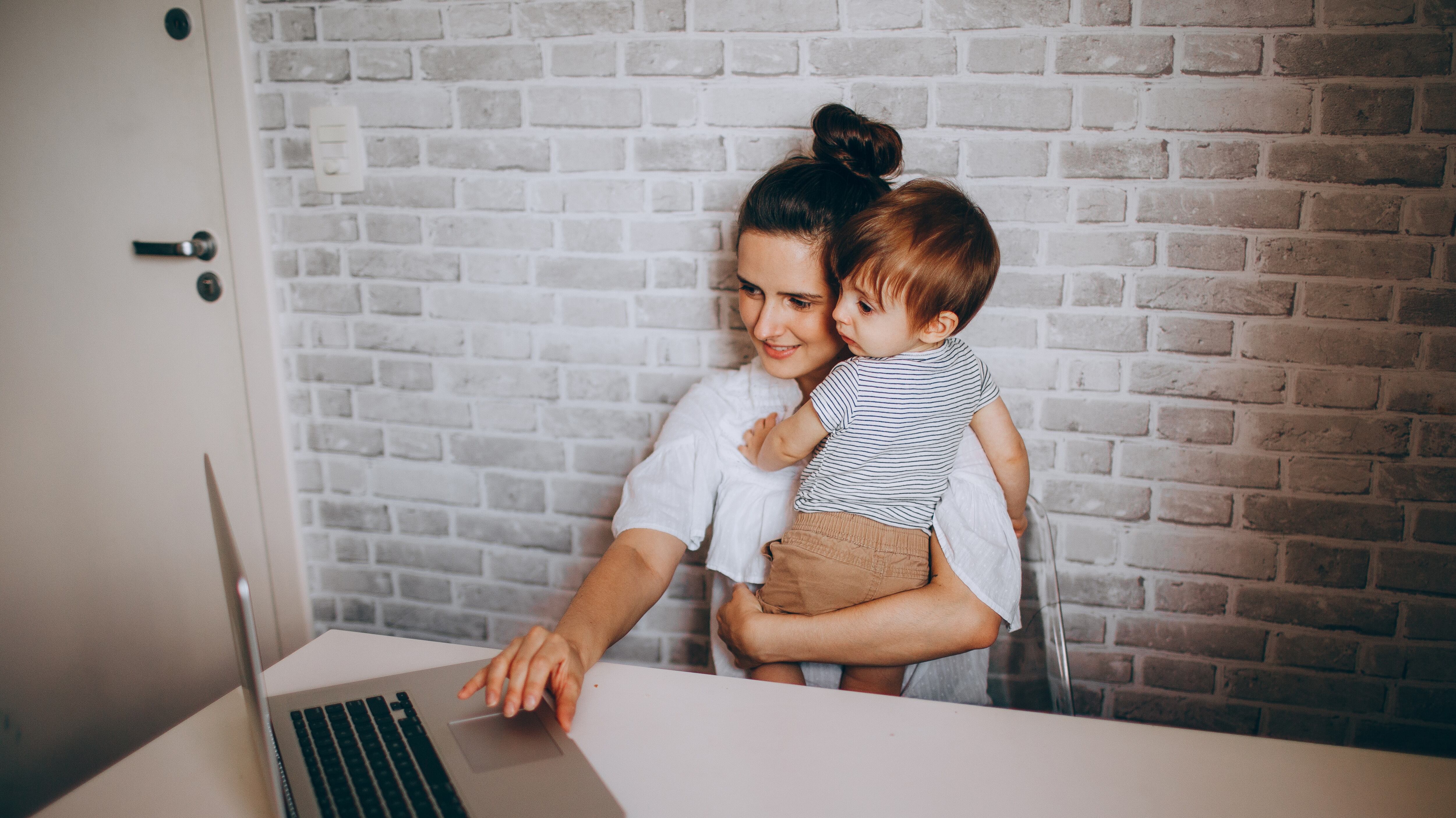Mamá que trabaja en casa