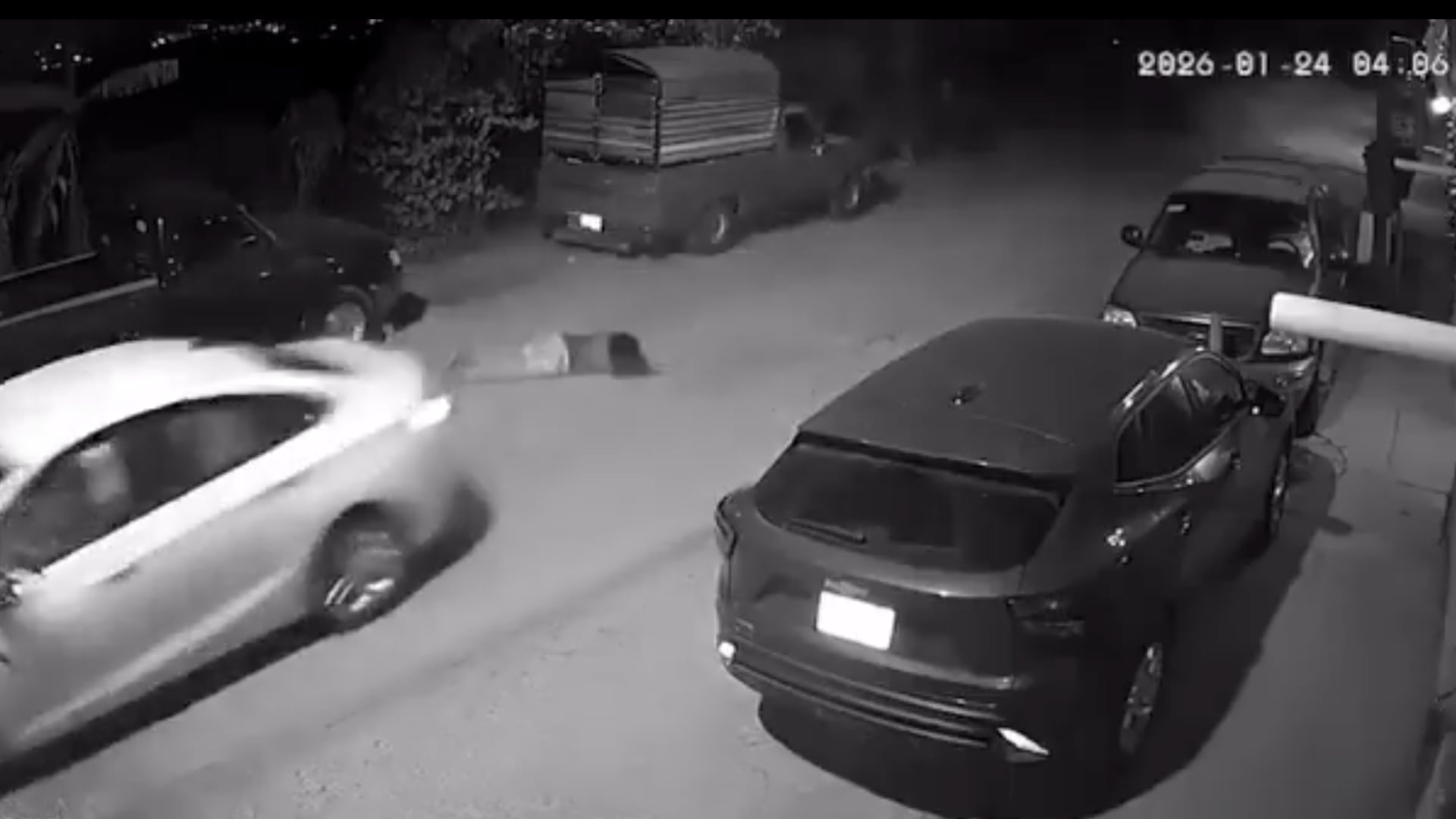 Hombre lanza a mujer con su vehículo y la deja en la vía