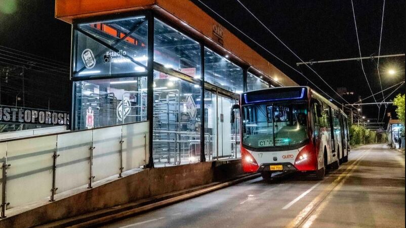 Trolebús y Ecovía en feriado