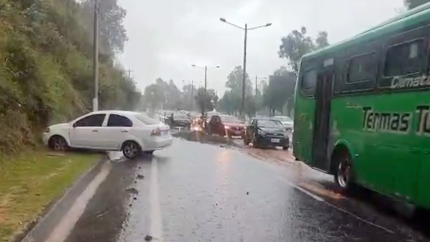Deslizamiento de tierra afecta la Autopista General Rumiñahui y deja un vehículo atrapado en Quito. Foto: ECU 911