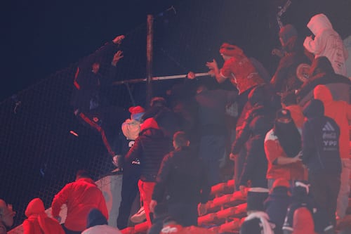 Violencia descontrolada en Independiente-U. de Chile: imágenes impactantes y partido suspendido