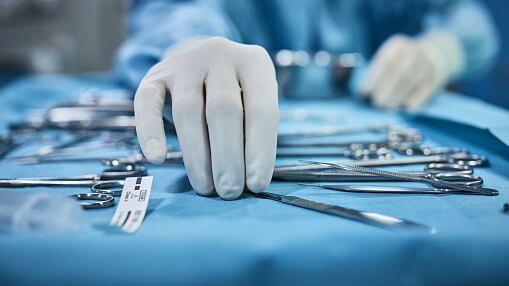 Se cansó de esperar un diagnóstico médico y decidió operarse con tutoriales de YouTube