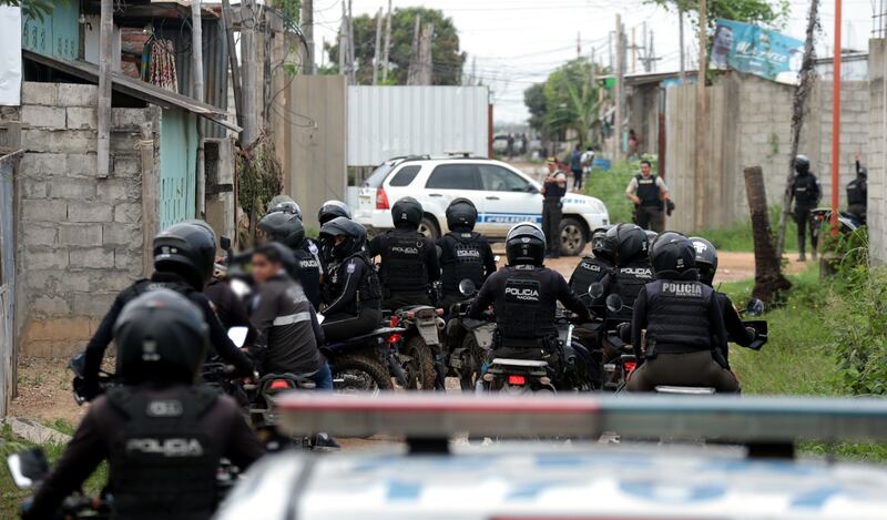 Durán, jueves 01 de febrero del 2024
Esta tarde en un sector del cantón Durán, conocido como la "chanchera" la Policía Nacional con la ayuda de las Fuerzas Armadas realizaron un operativo de intervención, allanando varias casas, el resultado final fue el decomiso de municiones de corto y largo alcance, armas y droga.
Fotos: César Muñoz/API