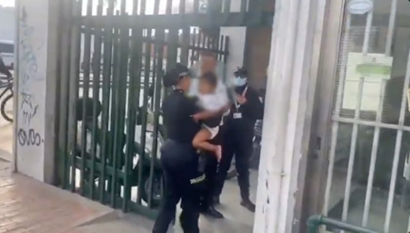 Niño de dos años fue rescatado por la Policía en Bogotá tras permanecer solo en un vehículo sin zapatos.