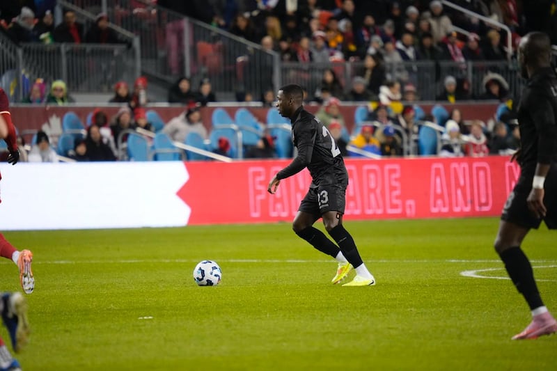 Moisés Caicedo con el uniforme negro de La Tri