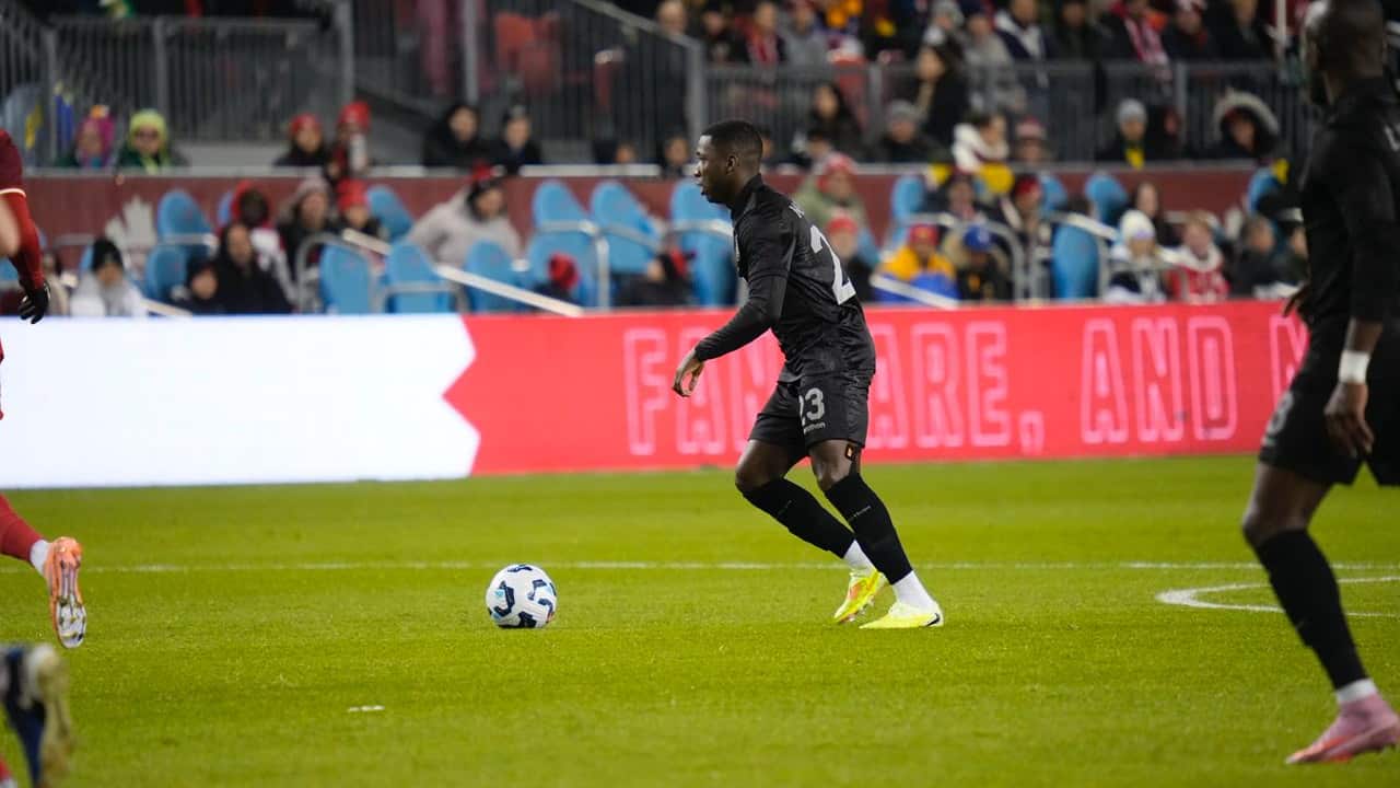 Moisés Caicedo con el uniforme negro de La Tri
