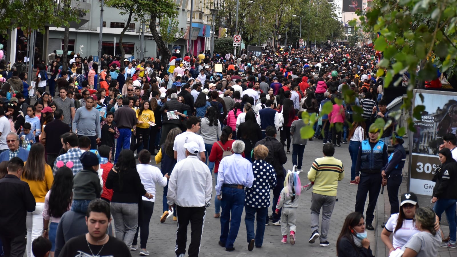 Gente en el concurso de Años Viejos en la Amazonas en 2019