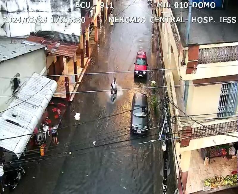 Inundaciones en Guayaquil por fuerte lluvia