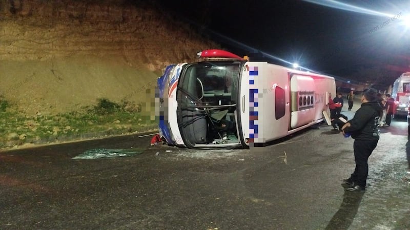 El bus interprovincial terminó volcado en el sector El Plateado, en Loja.