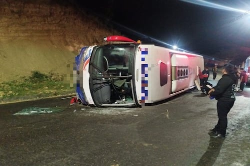 Aparatoso volcamiento de bus dejó 20 heridos en Loja