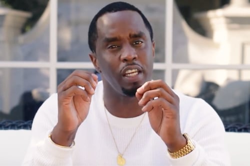 Encadenado y sonriente, así fue la primera aparición de Sean ‘Diddy’ Combs en la corte