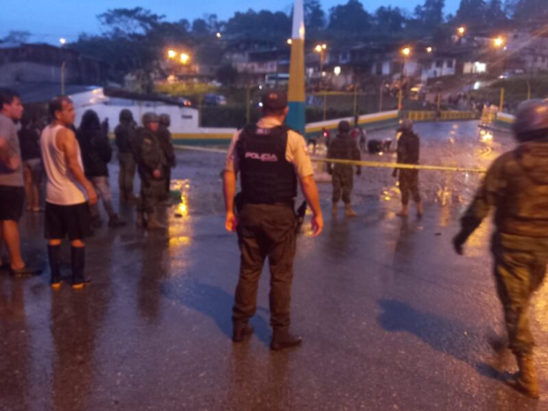 VIDEO: el momento en que una vivienda se derrumba debido a las fuertes lluvias en el cantón Echeandia.