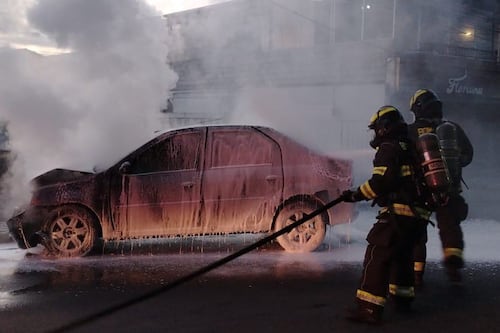 Auto se estrella contra poste y se incendia en el norte de Quito