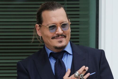 El hijo de Johnny Depp reaparece a sus 22 años y sorprende con su look: “¡Se parece a su papá!”