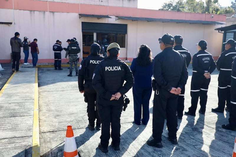 Policías estarían involucrados en la venta de armas y municiones de dotación policial.