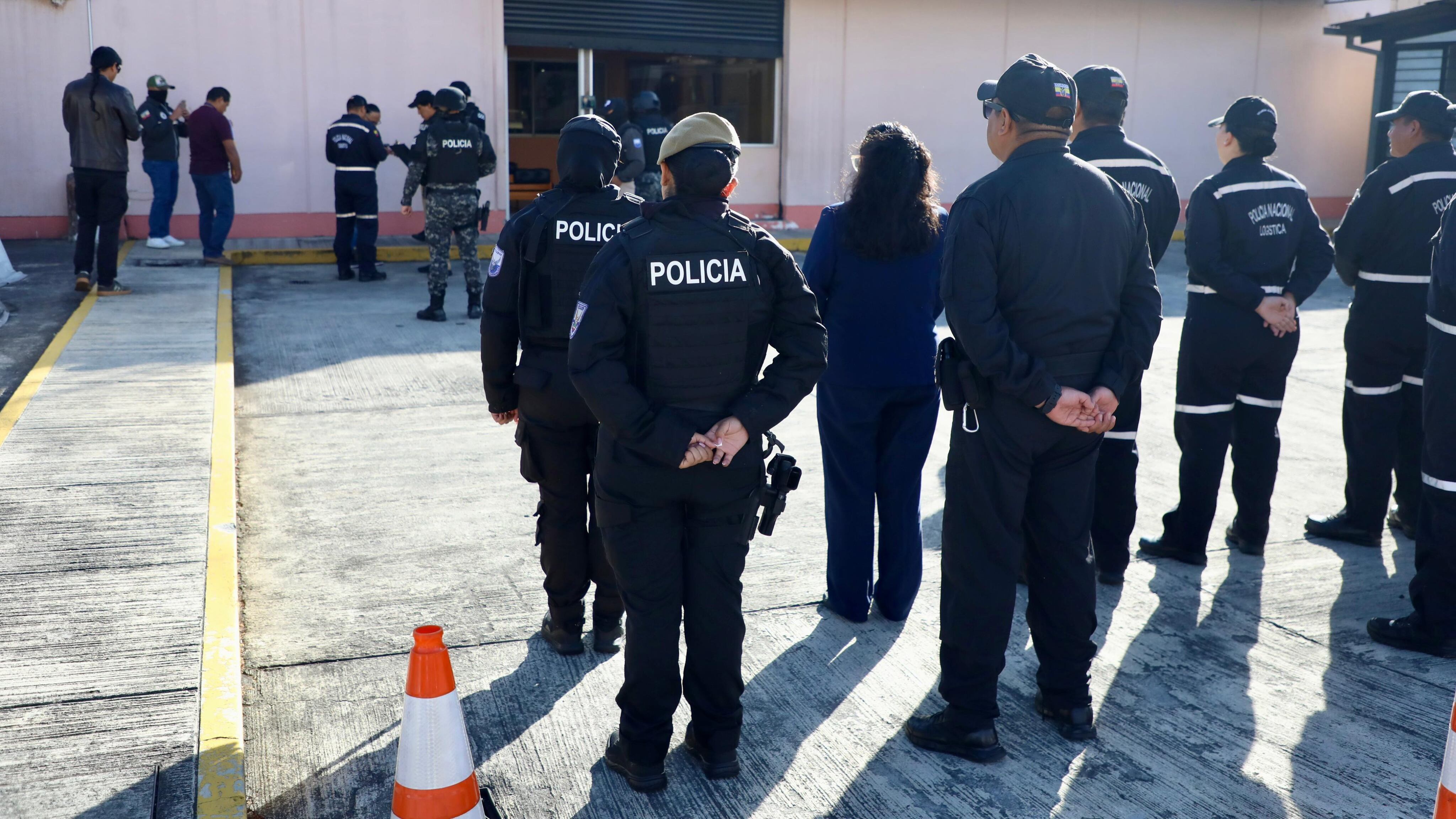 Policías estarían involucrados en la venta de armas y municiones de dotación policial.