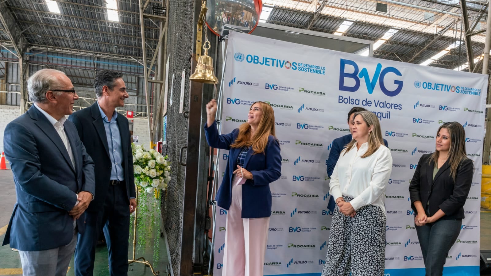 Directivos de Productora Cartonera S.A. y de la Bolsa de Valores de Guayaquil durante el campanazo por la emisión de bonos verdes.