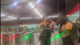Una joven intentó agredir a una policía cuando fue detenida en el Metro de Quito