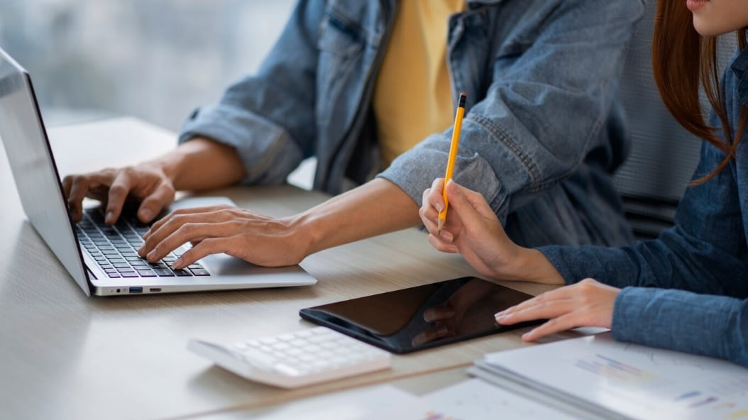 Empleados trabajando juntos vista lateral