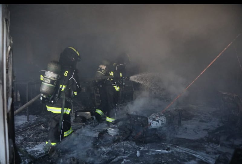 Voraz incendio consumió local de motos y llantas en el norte de Quito - Fuente: ECU 911