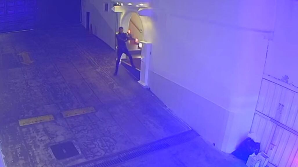 Cámaras de seguridad captaron los 25 disparos que un sujeto realizó en un night club del norte de Quito