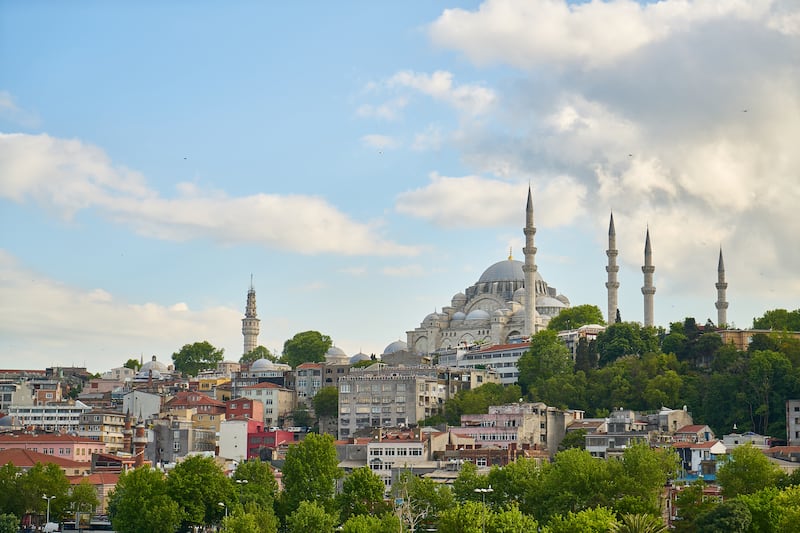 Las ciudades más visitadas del mundo están redefiniendo sus estrategias turísticas para priorizar el valor sobre el volumen. La quinta ciudad con más llegadas internacionales en 2025 fue Estambul, Turquía. Foto: Freepik.