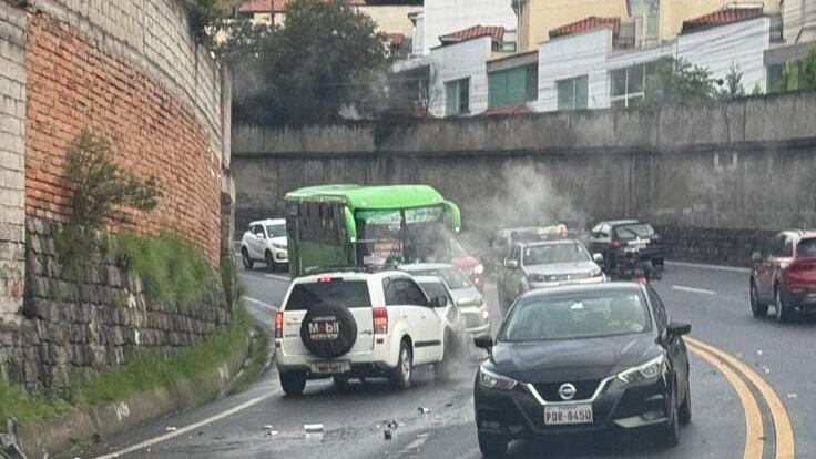Choque entre dos vehículos deja dos heridos en la avenida Oswaldo Guayasamín