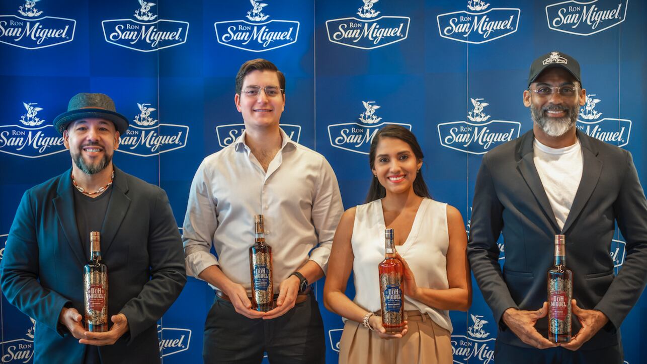 Felipe Fiel, Embajador de marca; Juan Emilio Peña, Gerente de Marketing de Licores; Paola, Coordinadora de Marketing) y Almel Cadallón.