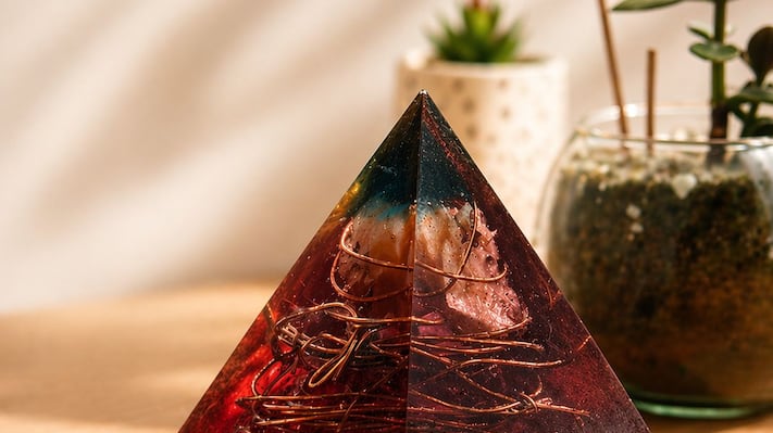 El corazón de cada pieza nace en las cumbres de Vilcabamba, donde el equipo de ECU Orgonitas recolecta personalmente cuarzos puros.