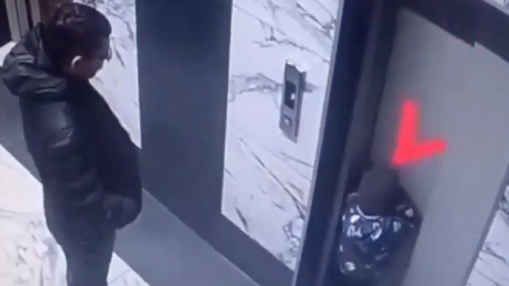 Impactante video muestra a un menor cayendo al hueco de un ascensor
