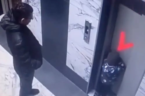 Insólito: Niño cae por el hueco de un ascensor al apoyarse en las puertas