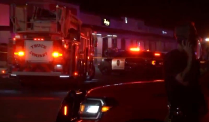 Agentes mantienen cercado el centro comercial donde ocurrió el tiroteo en Stockton.