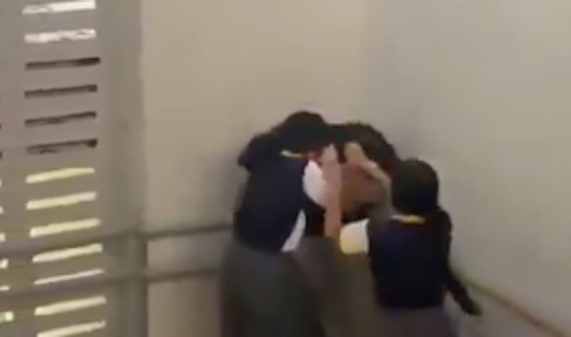 Dos estudiantes agredieron a una profesora de inglés en Panamá.