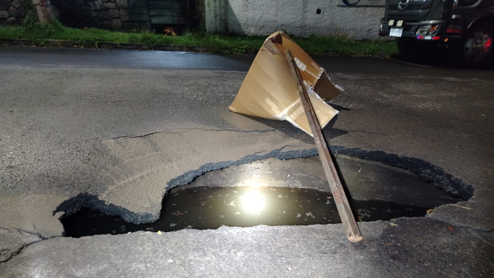 Socavón al norte de Quito, cierre vía entre la Cuero y Caicedo y San Gabriel.