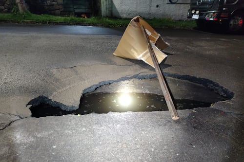 Socavón al norte de Quito, cierre vía entre la Cuero y Caicedo y San Gabriel