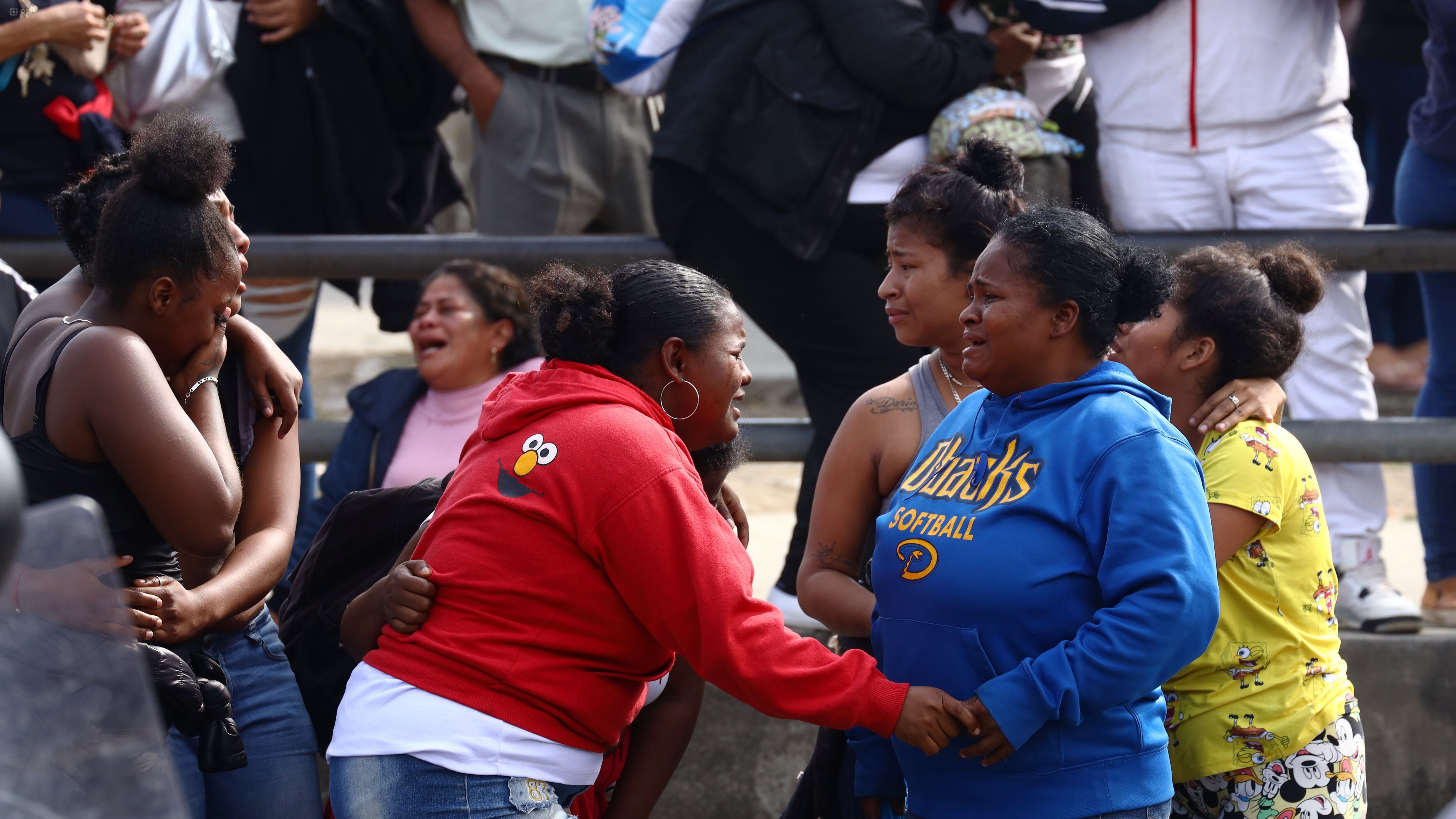 En la Penitenciaria del Litoral familiares de los PPL se apostaron en los exteriores para ver a sus familiares que eran trasladados a otros centros penitenciarios.