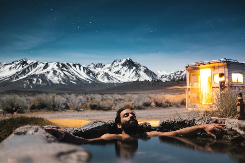 Disminuir la tensión muscular, mejorar la apariencia de la piel y aumentar la circulación sanguínea son algunos de los beneficios más conocidos de las aguas termales.  Fotos: Freepik y Unsplash.
