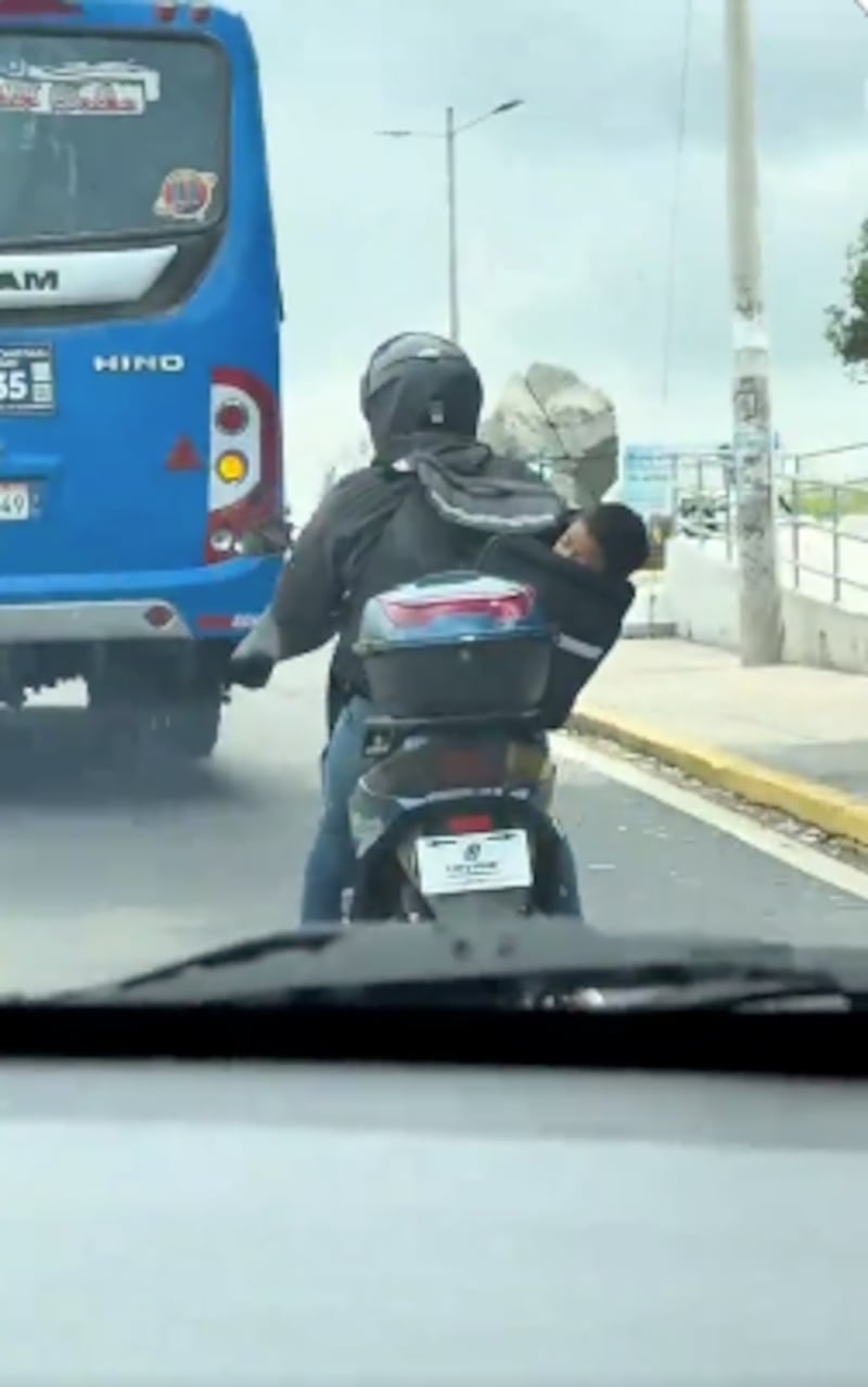 El caso ha generado preocupación por la seguridad del menor y el cumplimiento de normas de tránsito en Ecuador.