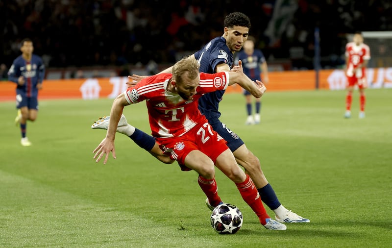PARIS (France), 28/04/2026.- Konrad Laimer (L) of Bayern in action against Achraf Hakimi of PSG during the UEFA Champions League semi-final match between Paris Saint-Germain and Bayern Munich in Paris, France 28 April 2026. (Liga de Campeones, Francia) EFE/EPA/YOAN VALAT