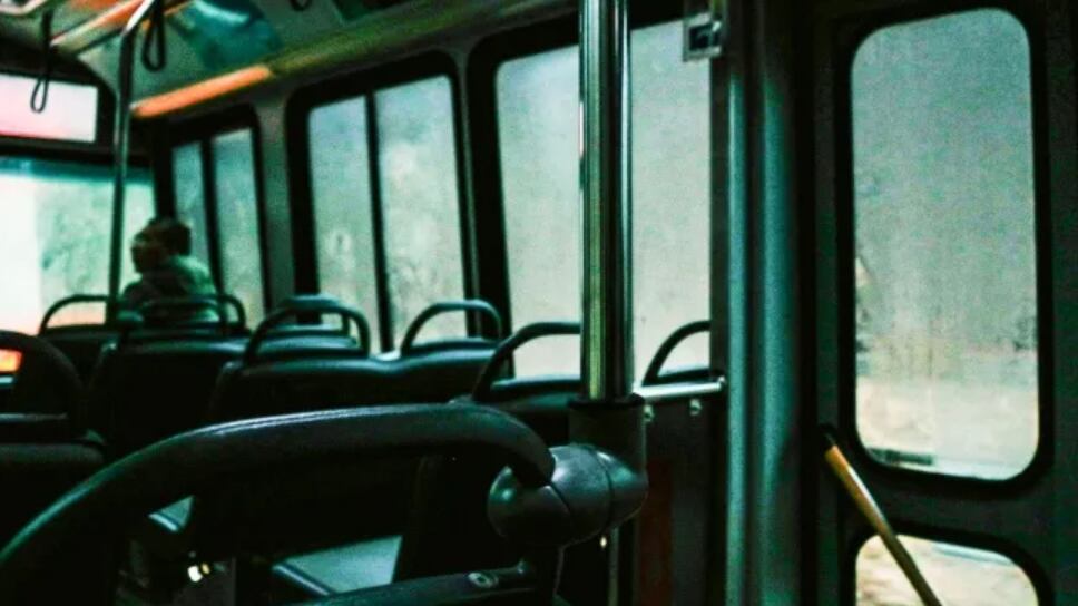 Sujeto habría amenazado con una navaja a una adolescente para abusar de ella al interior de un bus