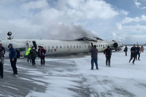 Impactantes imágenes de un avión que se estrelló en el Aeropuerto Internacional de Toronto