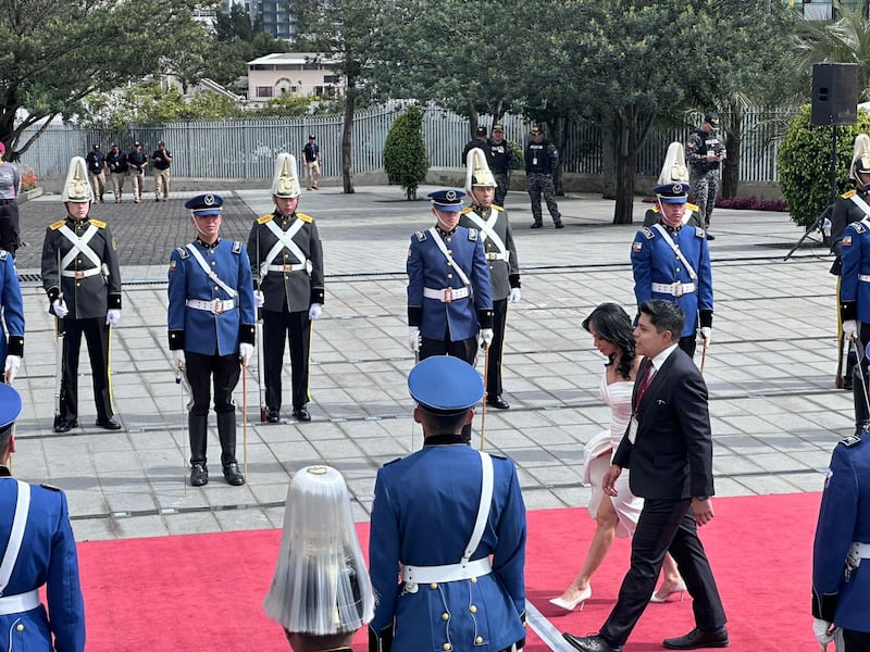 Marcela Holguín lució elegante y robó miradas con su vestido en la posesión presidencial