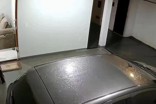 ¿Paranormal? carro se encendió solo dos veces y chocó contra el portón en Brasil
