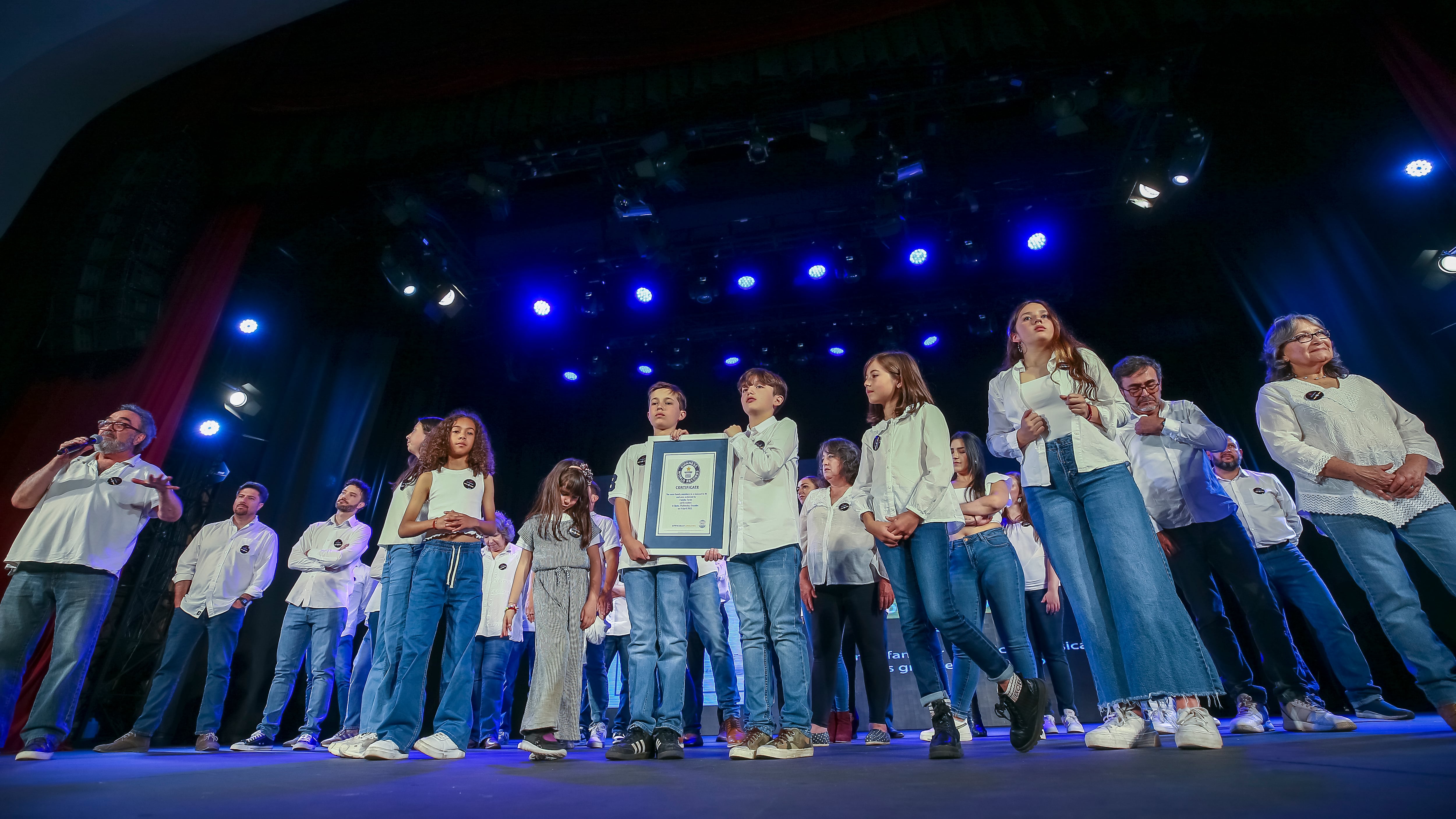 Los Teranes celebran en Ecuador récord de elenco familiar más grande de mundo